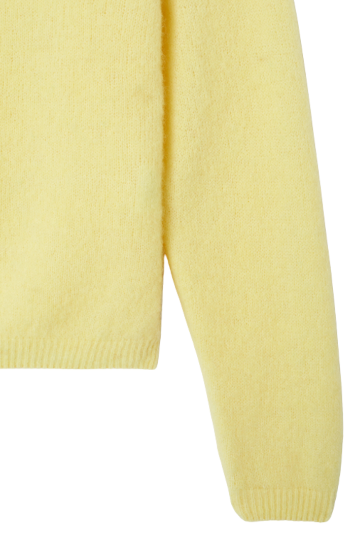 Shop the American Vintage Vitow Cardigan in Citronnier Chine at Dotique. A luxuriously soft alpaca and wool blend cardigan in a fresh yellow hue with a relaxed fit.