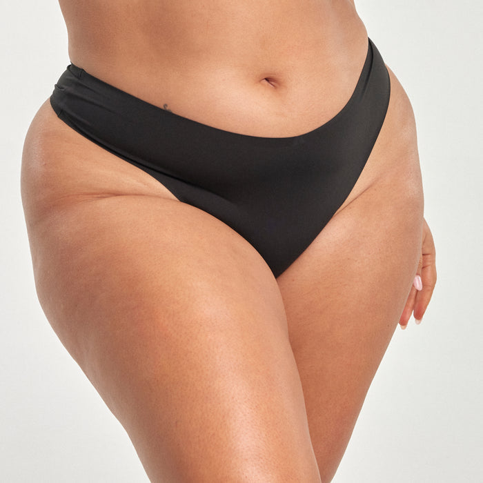 Close-up of the Classic Gee in black on a model, front view