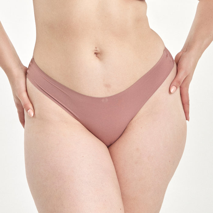 Close-up of the Classic Gee in dusty pink on a model, front view