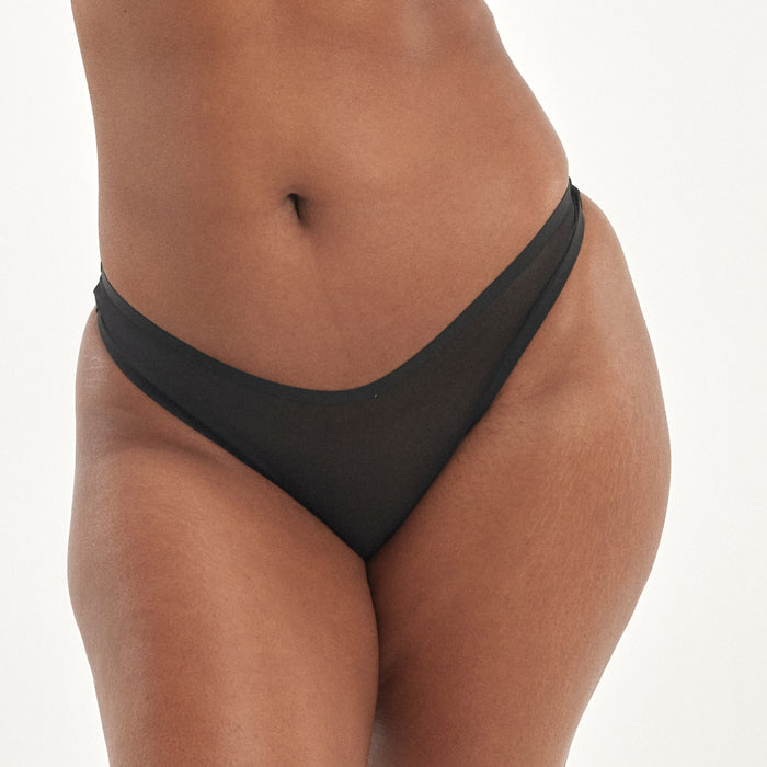 Close-up of the Mesh Classic Gee in black on a model, front view