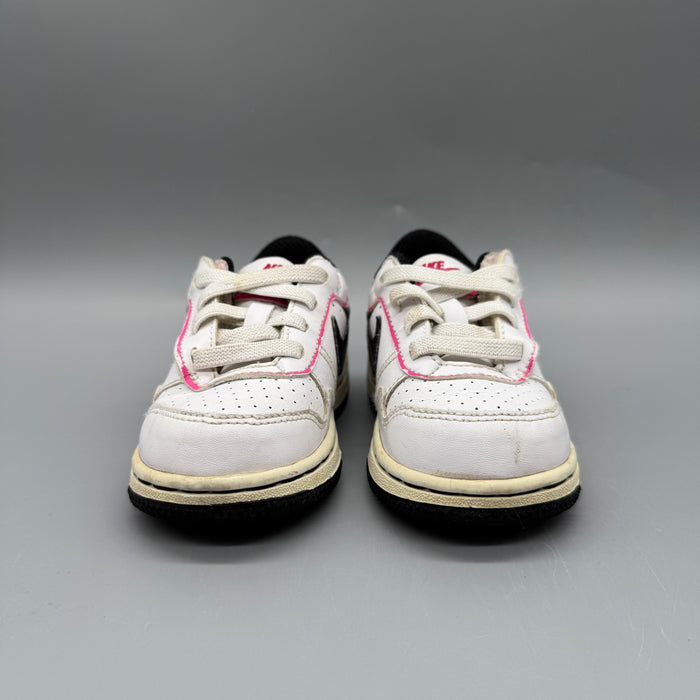 Nike / Running Shoes / US5