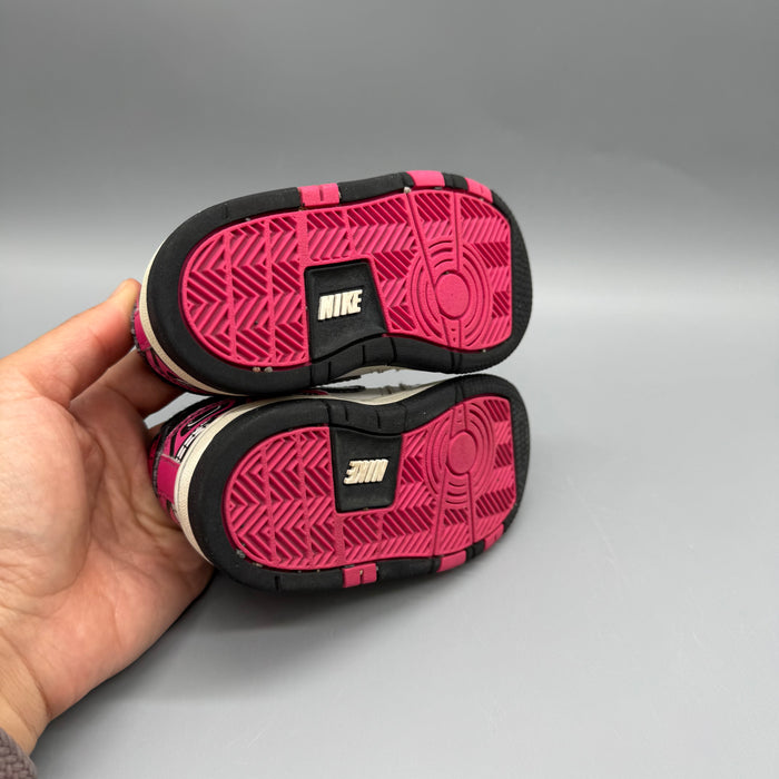 Nike / Running Shoes / US5
